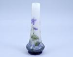 Daum Nancy 
Petit vase soliflore 

à col allongé en verre...