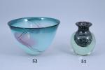 Jean-Claude Novaro (Français, 1943-2005)
Vase boule 

en verre soufflé blanc et...