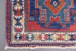 CaucaseTapis  en laine à fond bleu, décor de trois...