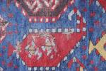 CaucaseTapis à fond bleu, décor de palmes polychromes, bordure géométrique...