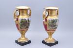 Paris - XIXe siècle 
Paire de vases balustres 

en porcelaine...