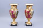Paris - XIXe siècle 
Paire de vases balustres 

en porcelaine...