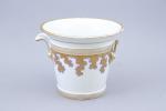 Paris, XIXe siècle
Cache-pot évasé à anses 

en porcelaine blanche et...