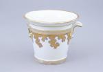 Paris, XIXe siècle
Cache-pot évasé à anses 

en porcelaine blanche et...
