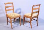 Deux chaises et un fauteuil : 

- les deux chaises...