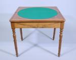 Table à jeu 

en bois de placage de forme rectangulaire....
