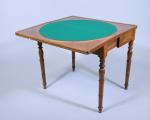 Table à jeu 

en bois de placage de forme rectangulaire....