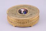 Boîte à bijoux en bronze et laiton, de forme ovale....