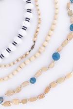Quatre colliers fantaisie

- L'un à imitation de perles. Long. 45...