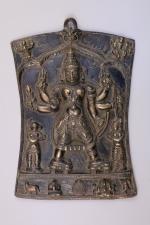 Inde
Deux plaques votives, l'une à décor d'une divinité à six...