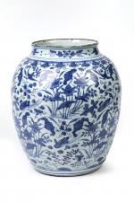 Chine - Epoque Wanli (1572-1620) 
Grande jarre 

en porcelaine décorée...