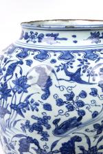 Chine - Epoque Wanli (1572-1620) 
Grande jarre 

en porcelaine décorée...