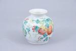Chine - Fin du XIXe siècle. 
Petit vase globulaire 

en...