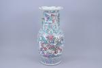 Chine, Canton - XIXe siècle
Vase balustre à col évasé 

en...