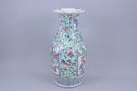 Chine, Canton - XIXe siècle
Vase balustre à col évasé 

en...