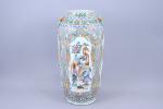 Chine, Canton - XIXe siècle
Vase de forme rouleau 

en porcelaine...