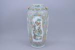 Chine, Canton - XIXe siècle
Vase de forme rouleau 

en porcelaine...