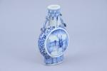Chine, Canton - Fin XIXe siècle
Petite gourde

en porcelaine bleue et...