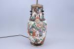 Chine, Nankin - Vers 1900
Vase 

en porcelaine émaillée polychrome de...