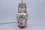 Chine, Nankin - Vers 1900
Vase 

en porcelaine émaillée polychrome de...