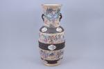 Chine, Nankin - Vers 1900 
Vase balustre 

en porcelaine polychrome....