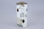Chine - XXe siècle 
Porte-perruque 

en porcelaine émaillée polychrome d'un...