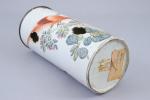 Chine - XXe siècle 
Porte-perruque 

en porcelaine émaillée polychrome d'un...