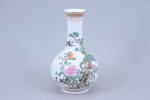 Chine - XXe siècle 
Vase balustre 

en porcelaine émaillée polychrome...