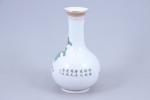 Chine - XXe siècle 
Vase balustre 

en porcelaine émaillée polychrome...
