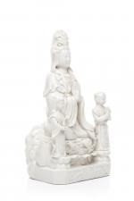 Chine - Moderne 
Guanyin 

en porcelaine émaillée blanc de chine,...