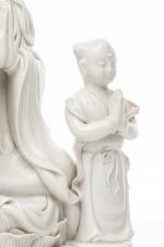 Chine - Moderne 
Guanyin 

en porcelaine émaillée blanc de chine,...