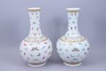 Chine - Moderne 
Deux vases pouvant former paire de forme...