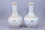 Chine - Moderne 
Deux vases pouvant former paire de forme...