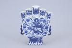 Chine - Moderne 
Tulipière

en porcelaine bleu et blanche à décor...