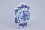 Chine - Moderne 
Tulipière

en porcelaine bleu et blanche à décor...