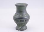 Chine - Moderne 
Petit vase 

en terre cuite.

Haut. 18,5 Diam....