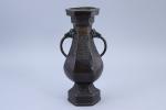 Chine - XVIIe-XVIIIe siècle
Vase de forme hexagonale et balustre 

en...