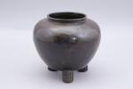 Chine - vers 1900
Vase 

en métal patiné à panse globulaire...