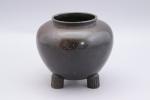 Chine - vers 1900
Vase 

en métal patiné à panse globulaire...