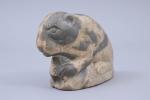 Chine 
Lion protégeant une tortue

en marbre veiné.

Long. 13 cm.
