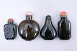 Chine - XIXe siècle
Quatre flacons tabatières 

dont deux en verre,...
