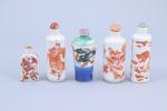 Chine - XIXe siècle
Ensemble de cinq flacons tabatières 

en porcelaine...