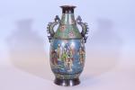Japon - Epoque Meiji (1868 - 1912) 
Vase 

en bronze...