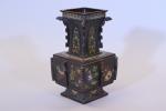 Japon - Epoque Meiji (1868 - 1912) 
Cabinet formant vase...