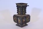 Japon - Epoque Meiji (1868 - 1912) 
Cabinet formant vase...