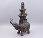 Japon - Epoque Meiji (1868-1912) 
Eléphant 

en bronze, portant sur...