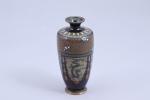 Japon - Epoque Meiji (1868-1912) 
Vase 

en cuivre et émaux...