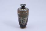 Japon - Epoque Meiji (1868-1912) 
Vase 

en cuivre et émaux...