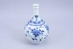 Japon - XVIIIe siècle
Bouteille gourde 

en porcelaine à fond blanc,...