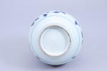 Japon - XVIIIe siècle
Bouteille gourde 

en porcelaine à fond blanc,...